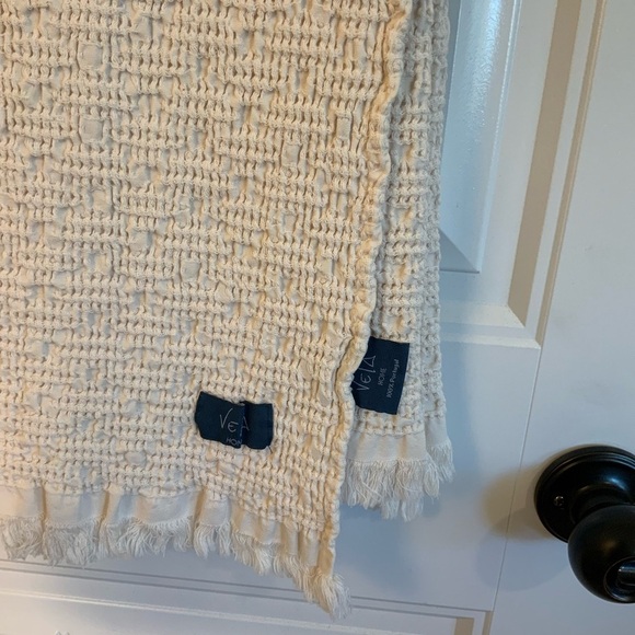Vela Home Beige Textured Throw NWT - Picture 4 of 4